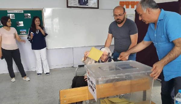 104 Yaşında Tekerlekli Sandalyeyle Sandık Başına Gitti