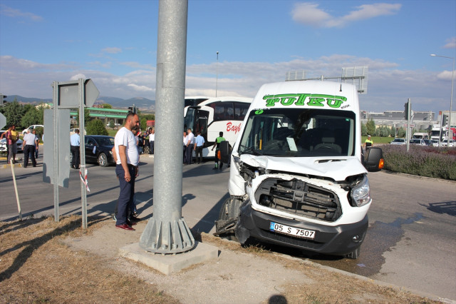 Amasya’da Otobüsle Minibüs Çarpıştı: 3 Yaralı