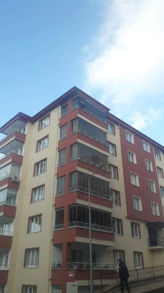 Balkondan Sarkan Yaşlı Kadın Yürekleri Ağızlara Getirdi