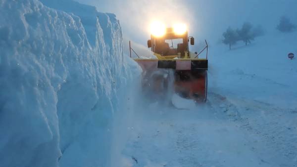 Amasya’da Kardan Kapanan Köy Yolları Açıldı