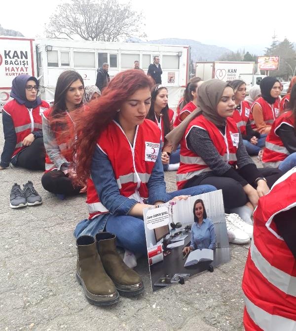 Genç Kızılay Üyelerinden Kadına Şiddete Protesto