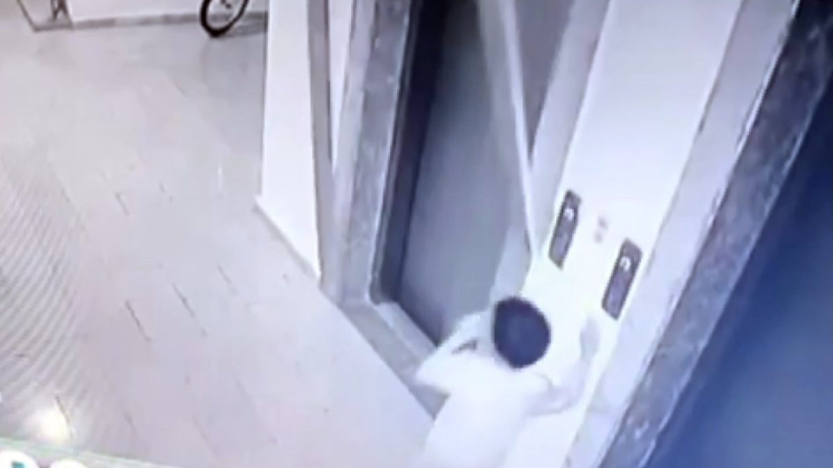 Adana’da küçük çocuk asansör beklerken ölümden döndü