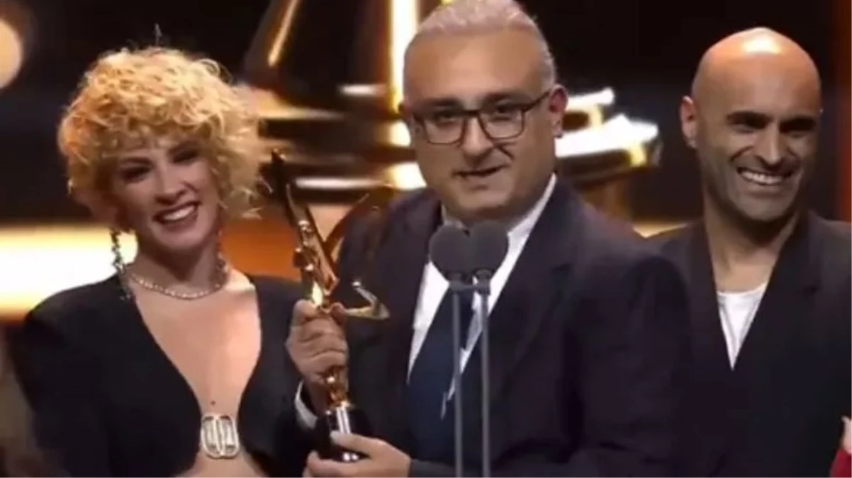 Onur Atilla, Altın Kelebek Ödülleri’nde Kerem Bürsin taklidiyle herkesi kahkahaya boğdu