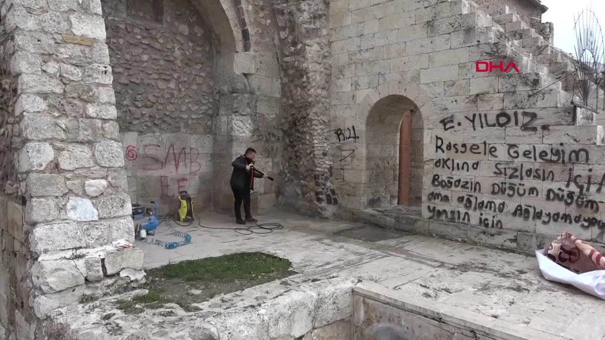 Sivas’ta İkili Minareli Medrese’ye sprey boya saldırısı