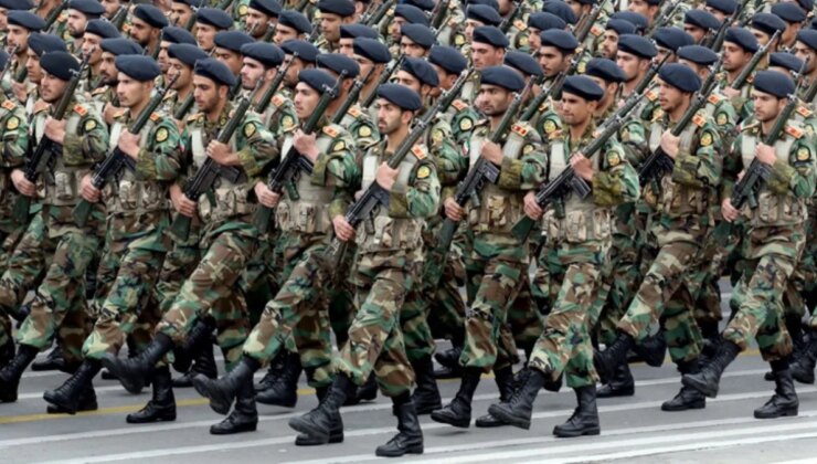 İran bütün askerlerini komşu ülkenin sonuna yığdı