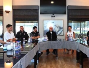 Beşiktaş Başkanı Hüseyin Yücel, Futbol Ekibiyle Bir Ortaya Geldi