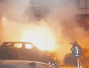 Kadıköy’de oto galeride yangın: 4 araç kullanılamaz hale geldi