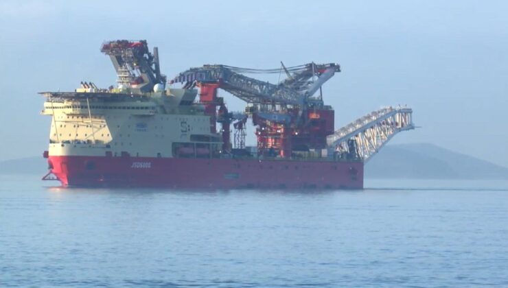 Boru döşeme gemisi ‘JSD6000’ İstanbul Boğazı’ndan geçiyor